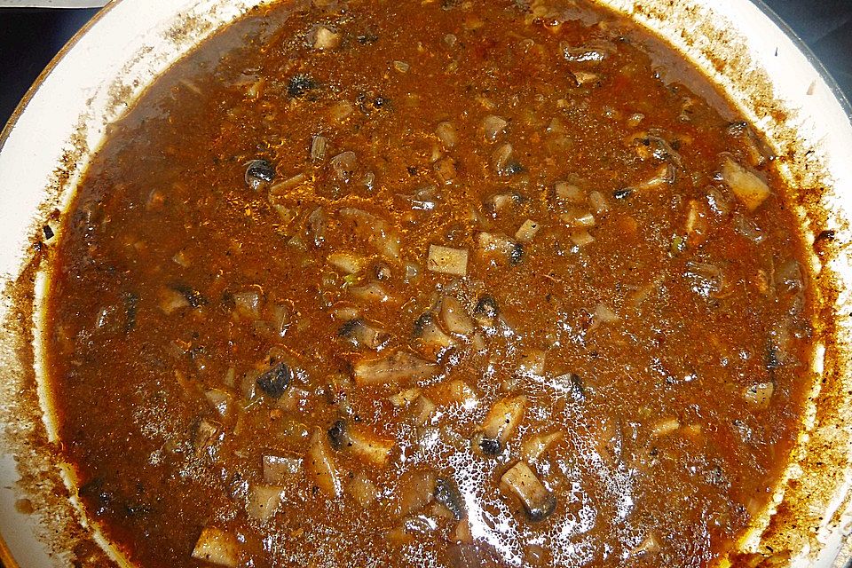 Geflügelbrust im Wirsingblatt auf Maronenpüree mit Pilzsauce