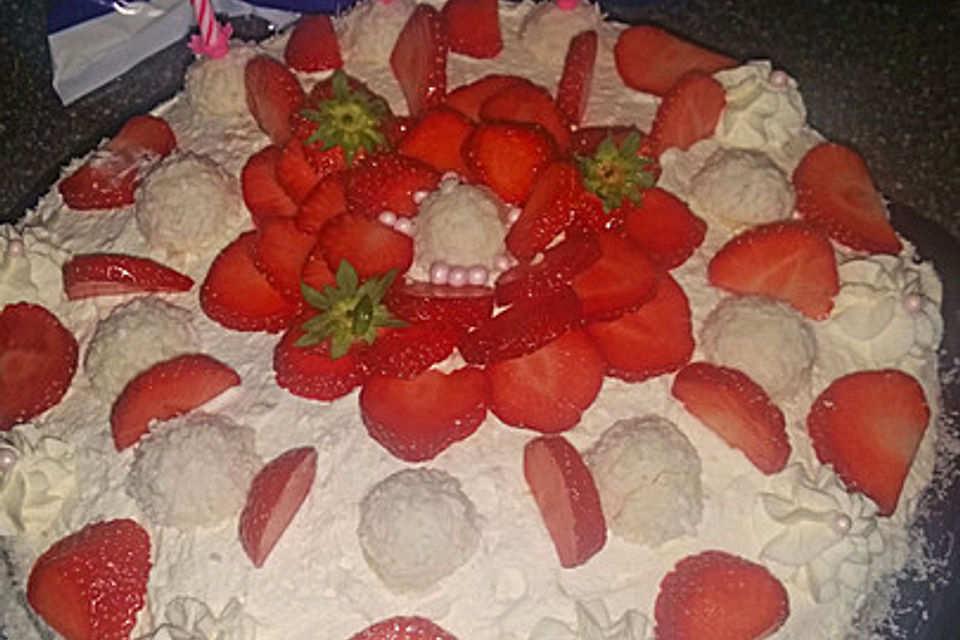 Erdbeer - Raffaelo - Torte