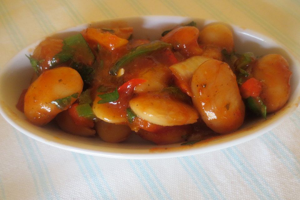 Salat aus weißen Bohnen und Zwiebeln