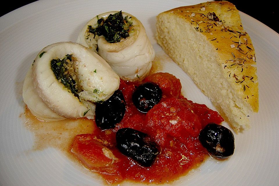 Gefüllte Schollenröllchen auf Tomaten mit geröstetem Baguette