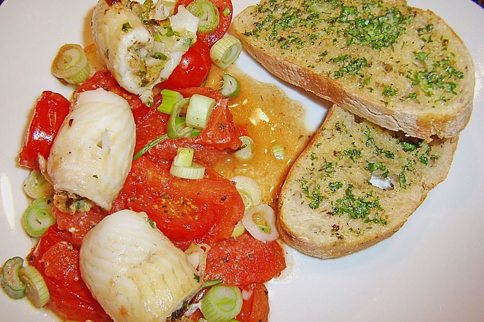 Gefüllte Schollenröllchen auf Tomaten mit geröstetem Baguette