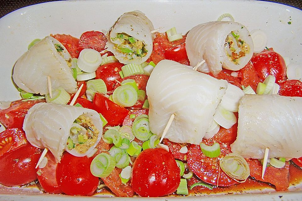 Gefüllte Schollenröllchen auf Tomaten mit geröstetem Baguette