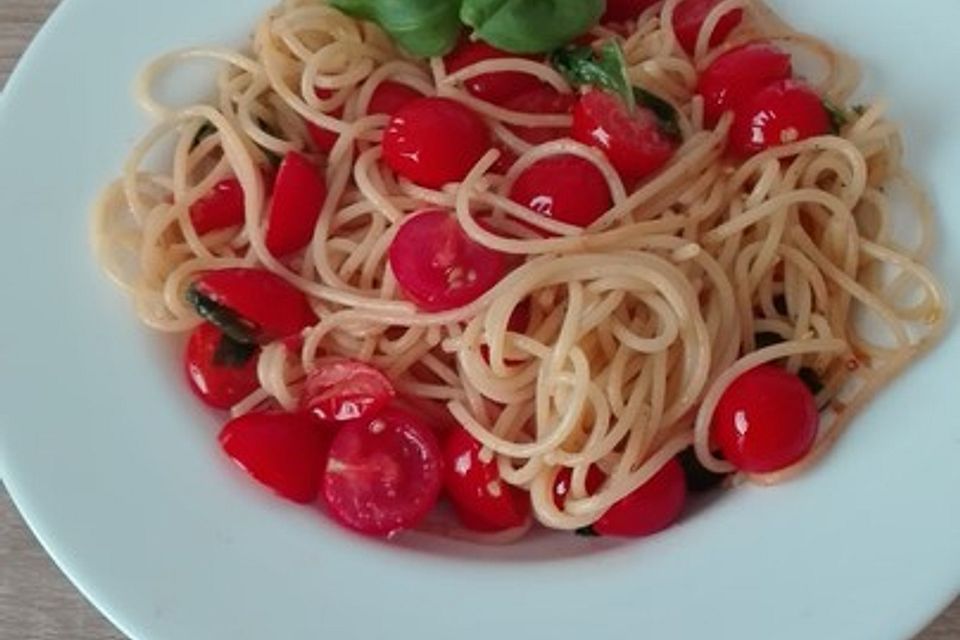 Knoblauchspaghetti mit frischen Tomaten