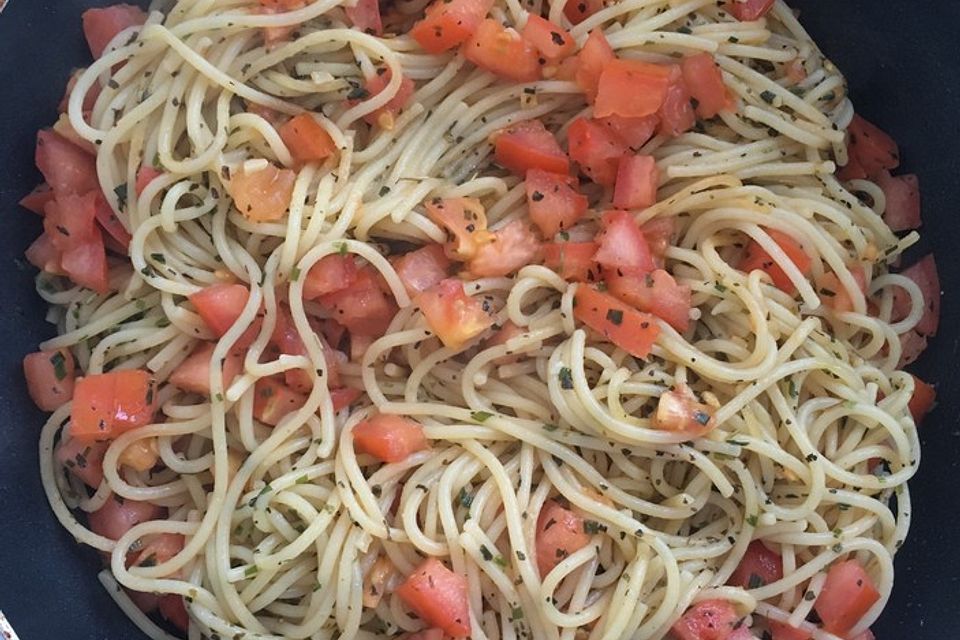 Knoblauchspaghetti mit frischen Tomaten