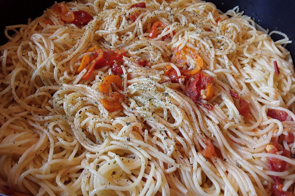 Knoblauchspaghetti mit frischen Tomaten