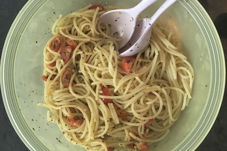 Knoblauchspaghetti mit frischen Tomaten