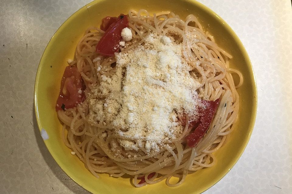 Knoblauchspaghetti mit frischen Tomaten