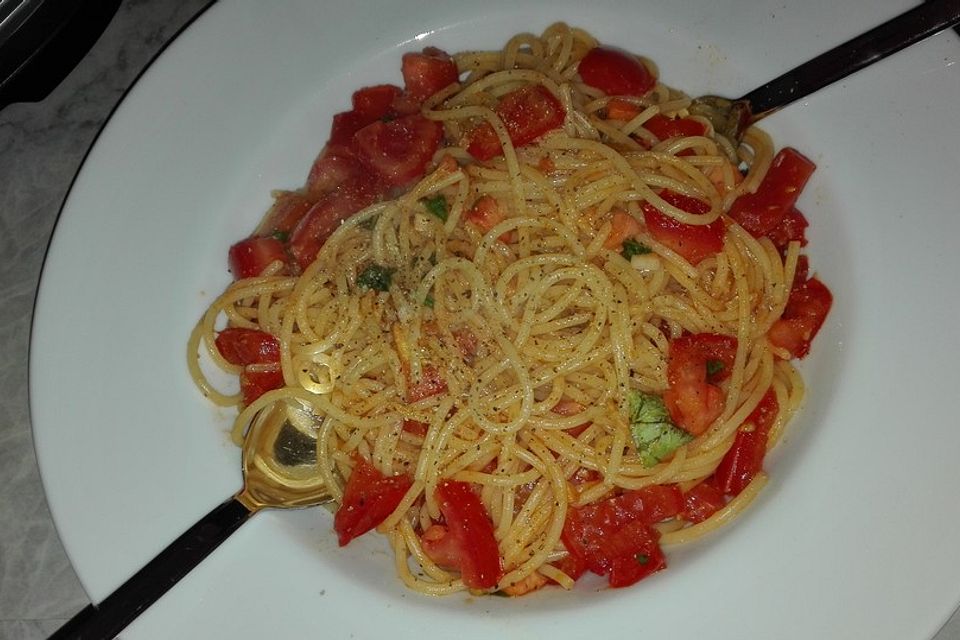 Knoblauchspaghetti mit frischen Tomaten