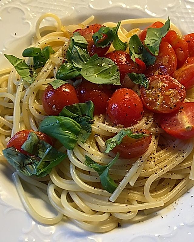 Knoblauchspaghetti mit frischen Tomaten