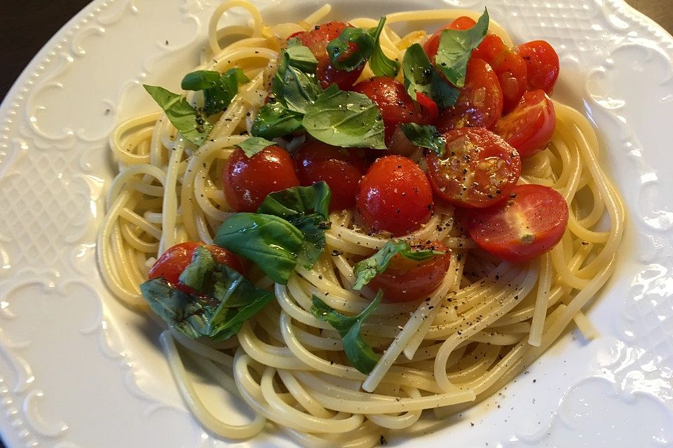 Knoblauchspaghetti mit frischen Tomaten