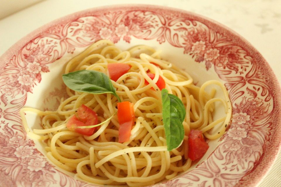 Knoblauchspaghetti mit frischen Tomaten