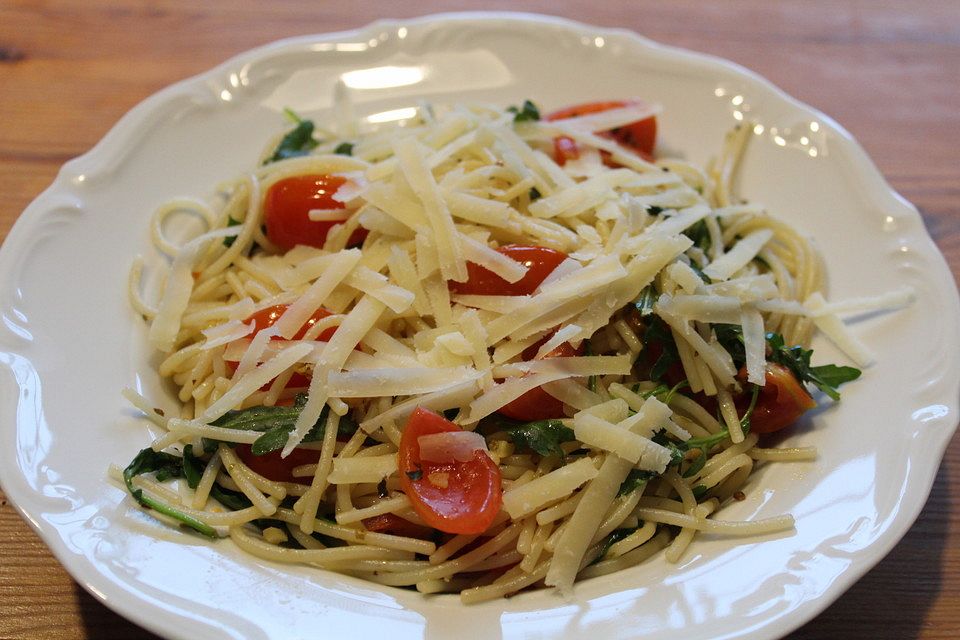 Knoblauchspaghetti mit frischen Tomaten