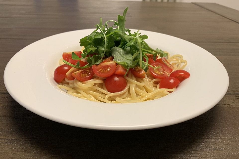 Knoblauchspaghetti mit frischen Tomaten