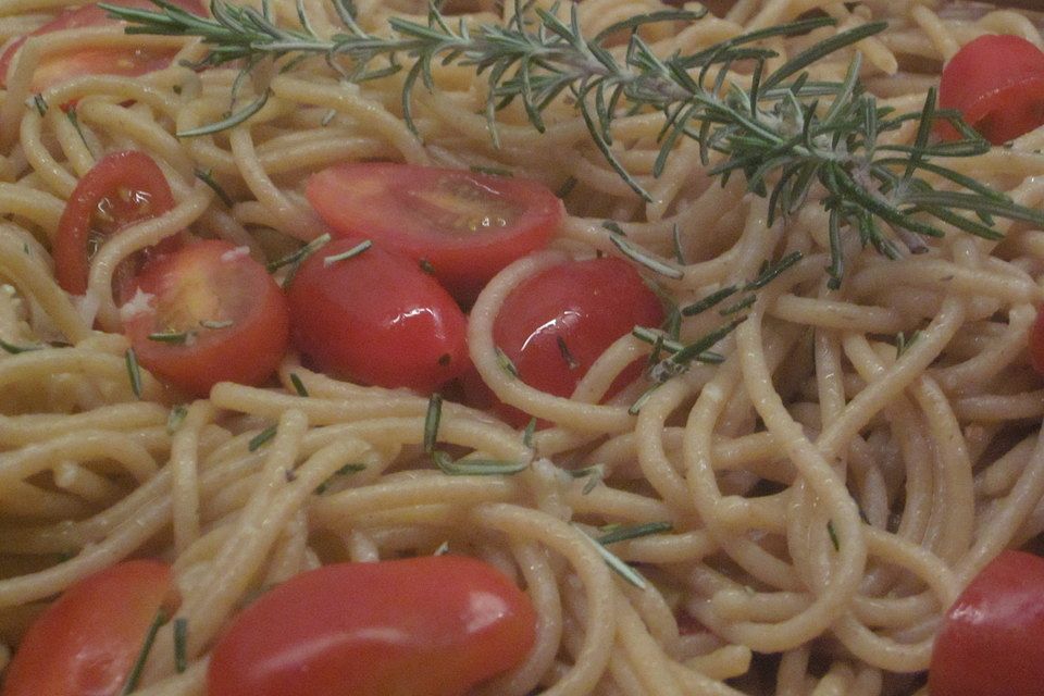 Knoblauchspaghetti mit frischen Tomaten