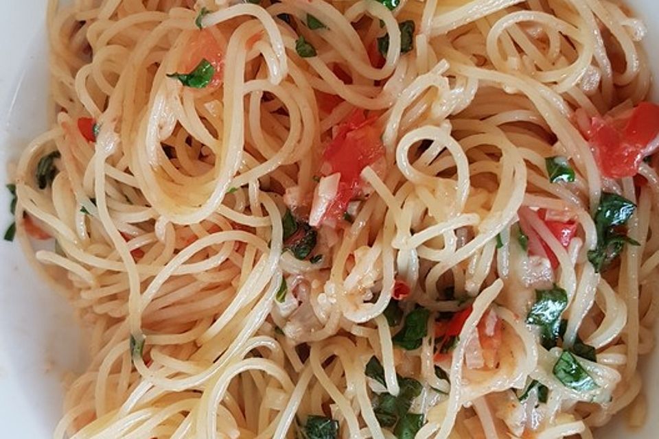 Knoblauchspaghetti mit frischen Tomaten