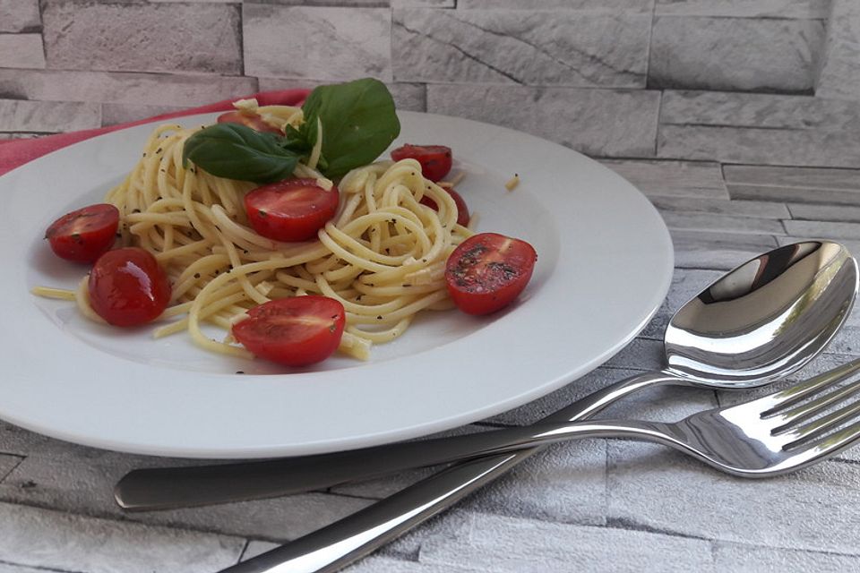 Knoblauchspaghetti mit frischen Tomaten