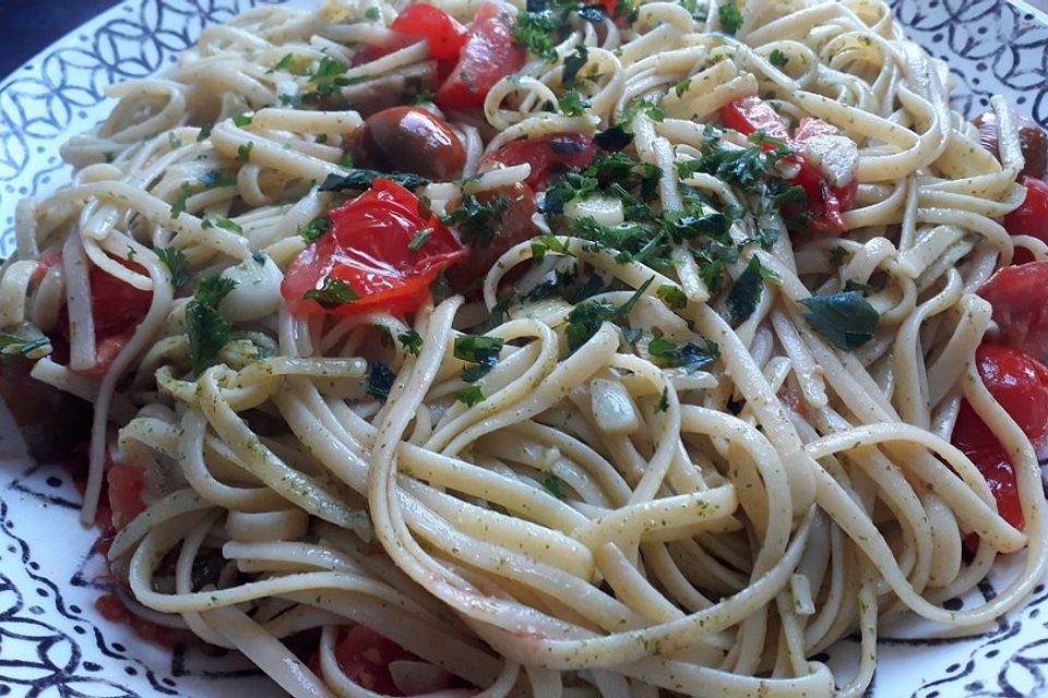 Knoblauchspaghetti mit frischen Tomaten