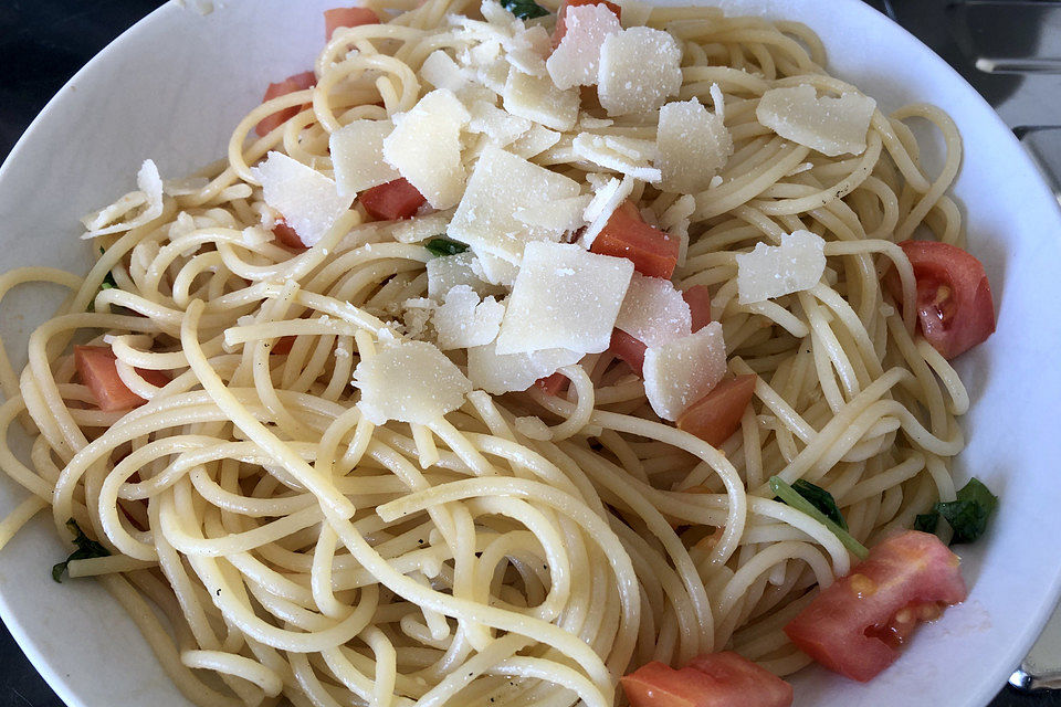 Knoblauchspaghetti mit frischen Tomaten