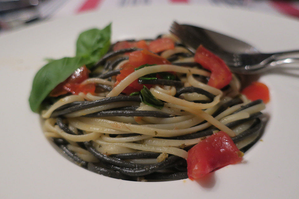 Knoblauchspaghetti mit frischen Tomaten