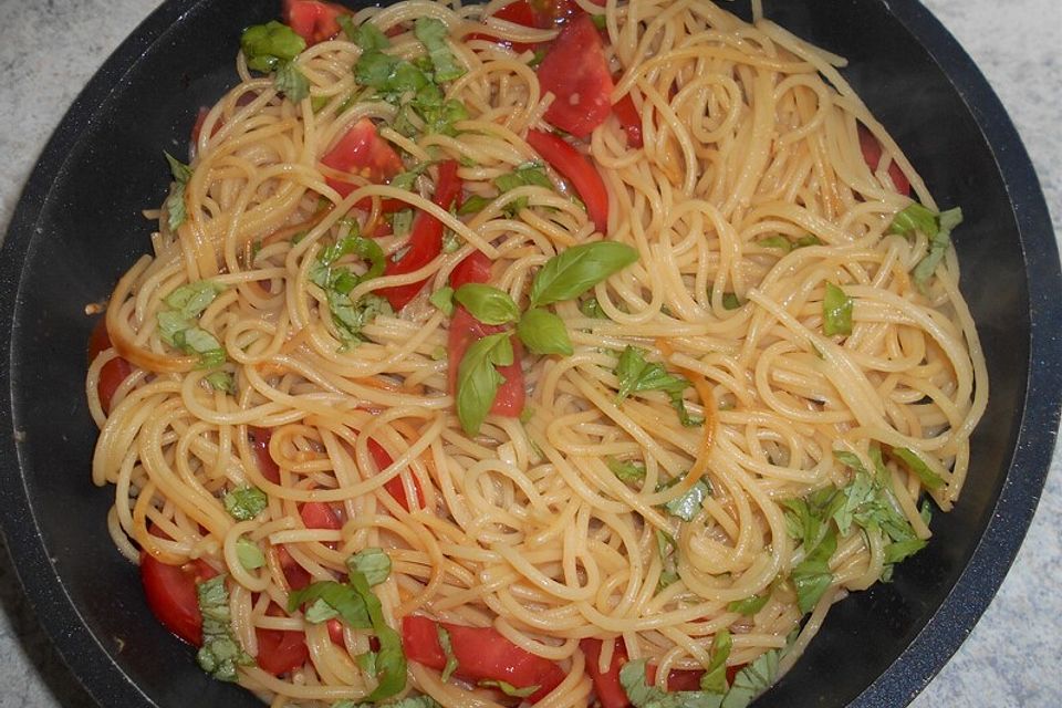 Knoblauchspaghetti mit frischen Tomaten