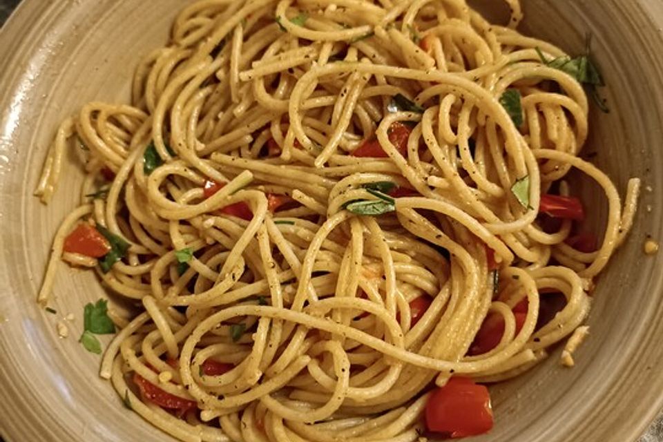 Knoblauchspaghetti mit frischen Tomaten