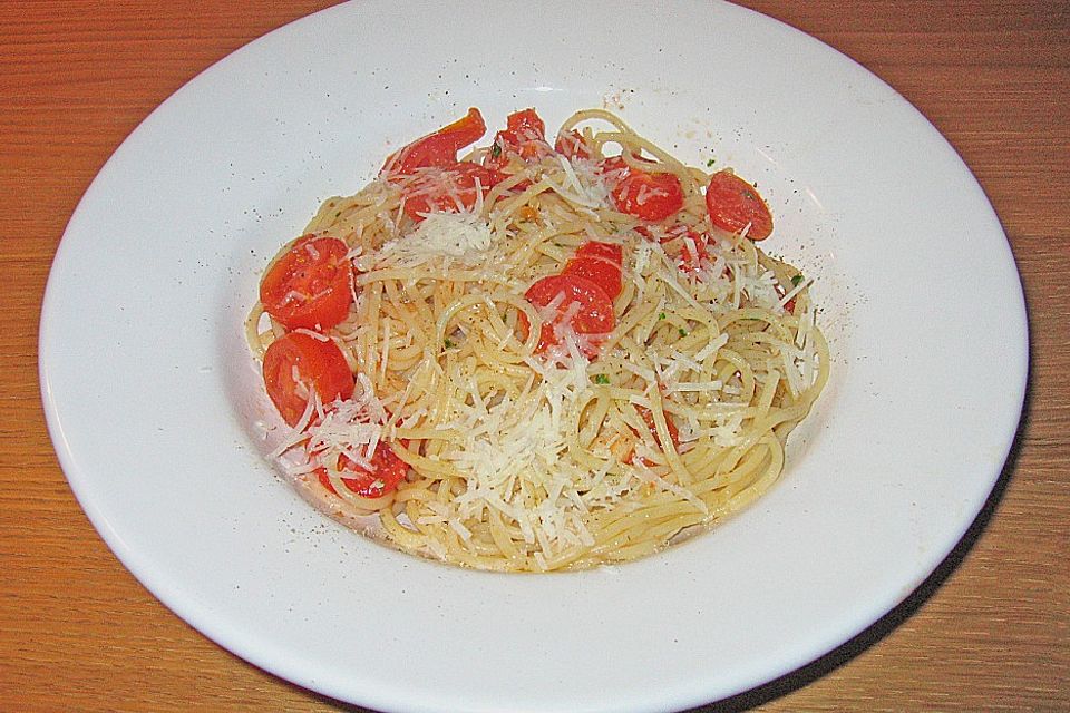 Knoblauchspaghetti mit frischen Tomaten