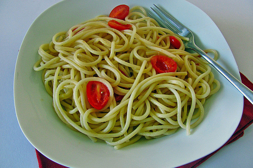 Knoblauchspaghetti mit frischen Tomaten