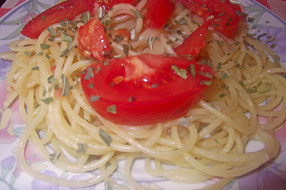 Knoblauchspaghetti mit frischen Tomaten