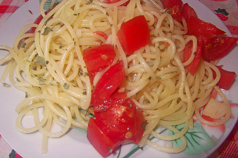 Knoblauchspaghetti mit frischen Tomaten