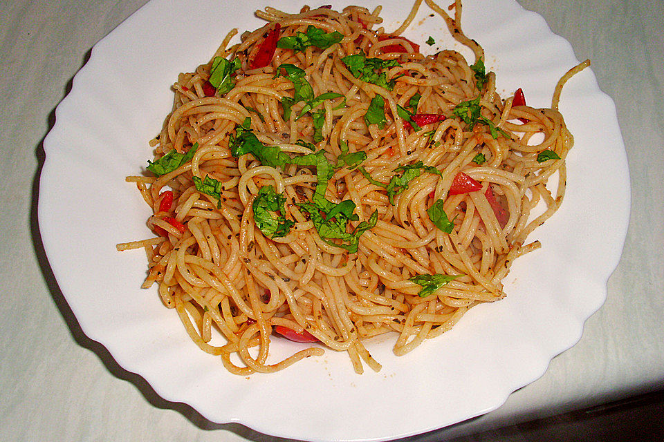 Knoblauchspaghetti mit frischen Tomaten