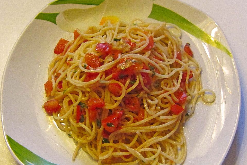 Knoblauchspaghetti mit frischen Tomaten