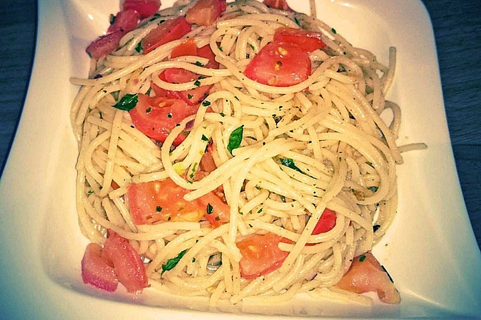 Knoblauchspaghetti mit frischen Tomaten