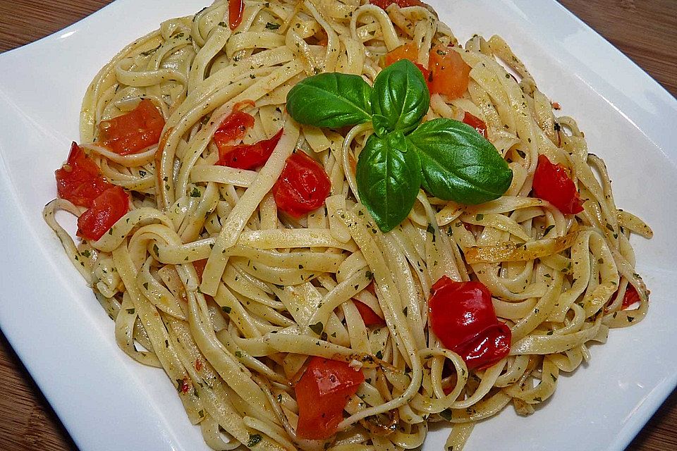 Knoblauchspaghetti mit frischen Tomaten