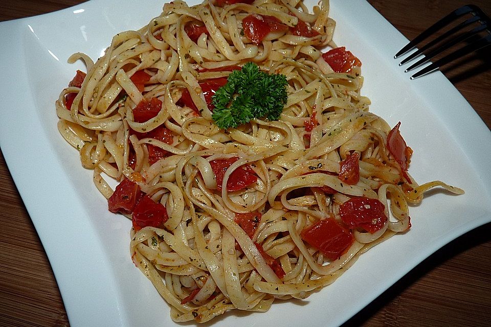 Knoblauchspaghetti mit frischen Tomaten