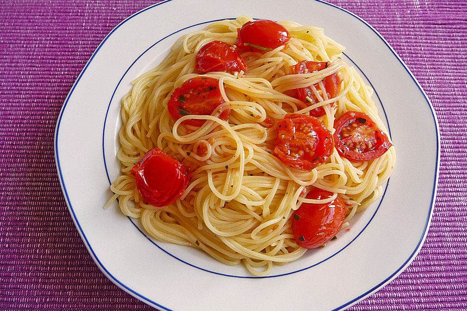 Knoblauchspaghetti mit frischen Tomaten