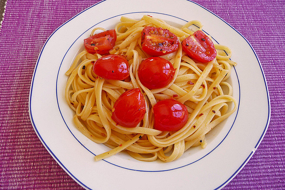 Knoblauchspaghetti mit frischen Tomaten