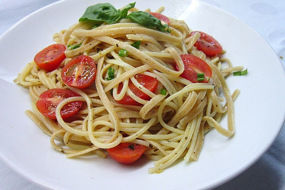 Knoblauchspaghetti mit frischen Tomaten