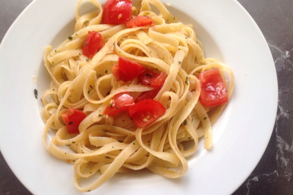 Knoblauchspaghetti mit frischen Tomaten