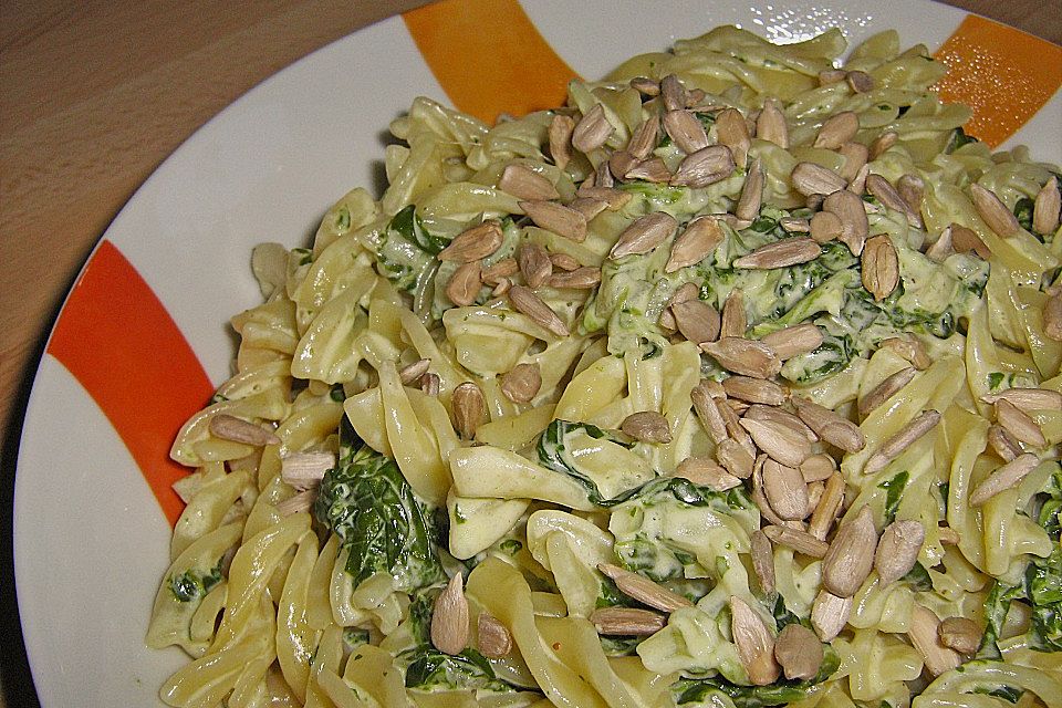 Spirelli mit Blattspinat und Sonnenblumenkernen