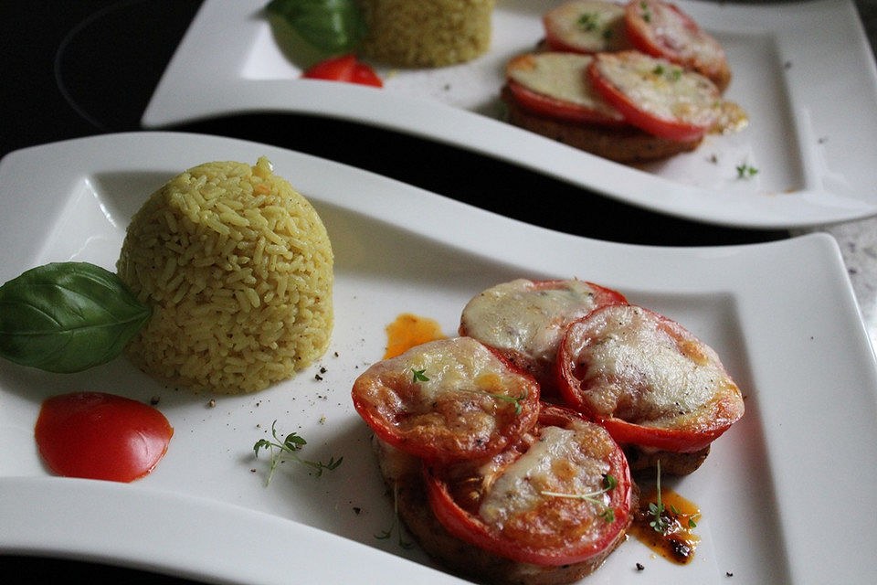 Überbackene Hacksteaks mit Tomate und Mozzarella