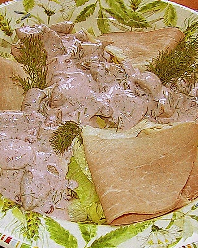 Pilzsalat mit Preiselbeer - Kräuter - Sauce und Eisbergsalat