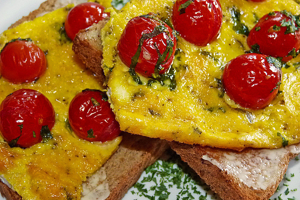 Eierkuchen mit Kirschtomaten