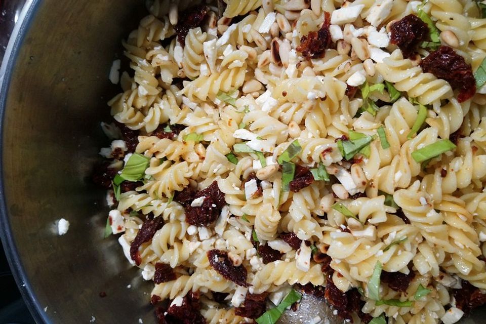 Nudelsalat mediterran, mit getrockneten Tomaten und Knoblauch