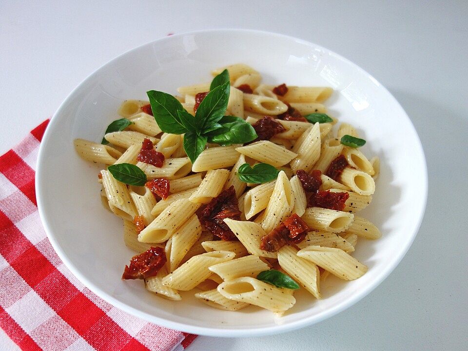 Nudelsalat mediterran, mit getrockneten Tomaten und Knoblauch von ...