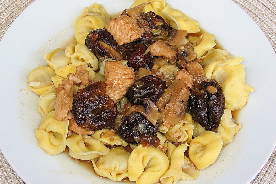 Putenfleisch mit Pflaumensauce und Tortellini