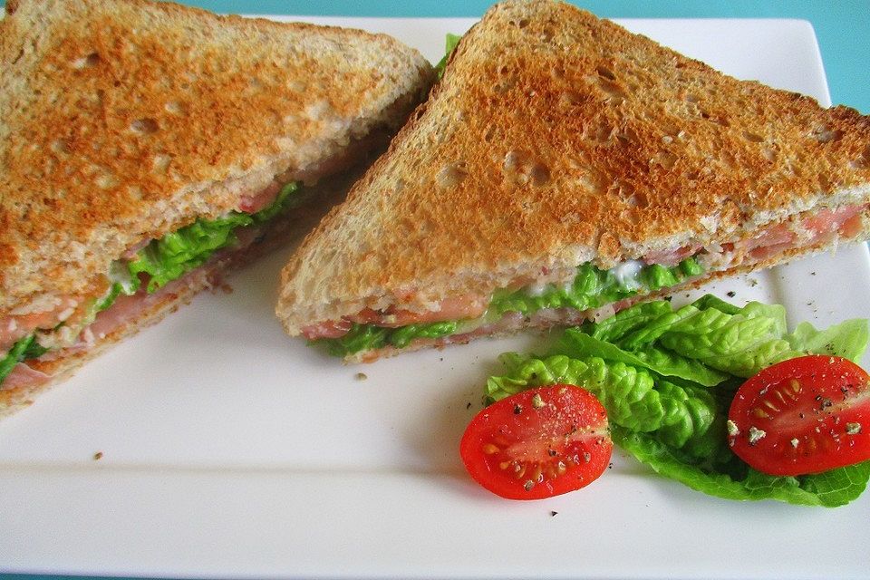 Sandwich mit Serranoschinken, Rucola und Tomaten