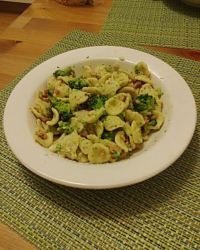 Orecchiette mit Brokkoli, Speck (Pancetta) und Chilischoten