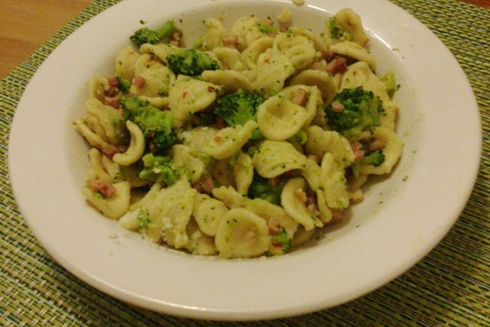 Orecchiette mit Brokkoli, Speck (Pancetta) und Chilischoten