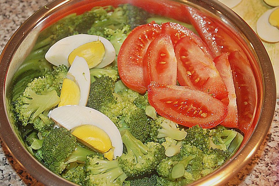 Brokkoli - Tomaten - Eier - Salat