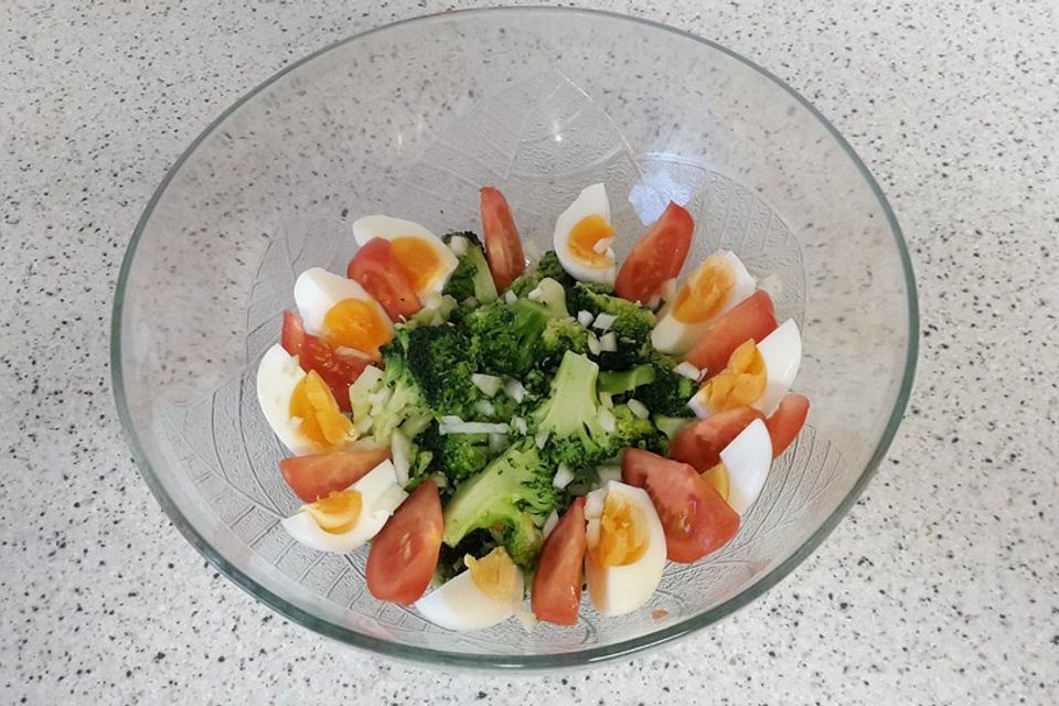 Brokkoli - Tomaten - Eier - Salat